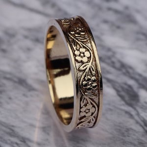 Engraved Daisy Flower Ring Band, Minimalist Floral Ring