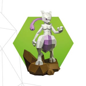 Puede incluir: Un modelo de papel de Mewtwo, un personaje de Pokémon, en blanco y morado. El modelo mide 45 cm de alto, 31 cm de ancho y 28 cm de profundidad, y se muestra sobre una base de roca marrón. El texto "MEWTWO" está en la parte superior.