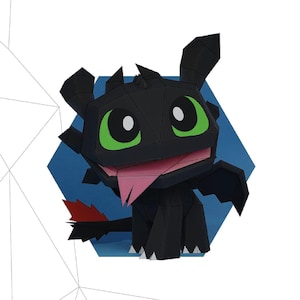 以下が含まれることがあります： 大きな緑色の目とピンクの舌を持つ、黒い幾何学的なスタイルのドラゴンフィギュア。ドラゴンは赤い尾びれを持ち、青い六角形の背景に配置されています。このデザインは、ドラゴンの様式化されたローポリ表現です。