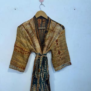 Abito kimono corto da spiaggia e da festa in stile boho hippie da donna, elegante e attraente kimono tinto a mano, comodo copricostume tie-dye.
