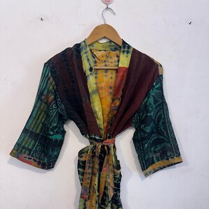 Design accattivante ed elegante per l&#39;abbigliamento da spiaggia estivo / Cardigan corto in stile boho tie-dye / Vestaglia da spiaggia con apertura frontale in seta tie-dye /
