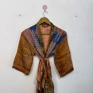 Abito kimono corto da spiaggia e da festa in stile boho hippie da donna, elegante e attraente kimono tinto a mano, comodo copricostume tie-dye.