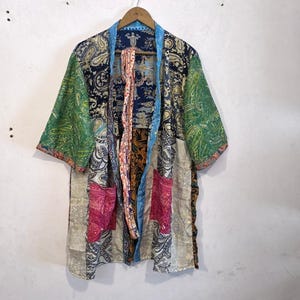Bekväm hippie sommarjacka med omlott och lapptäcke, bohemisk blommig kimono-morgonrock, hippie polyester-sidenkimonojacka för kvinnor