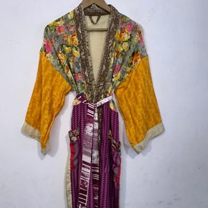 Peut inclure: Ensemble de trois mugs en céramique avec une finition mate et mouchetée. Les tasses sont de couleur crème, gris clair et gris foncé. Chaque mug a un design simple et moderne avec une anse arrondie.