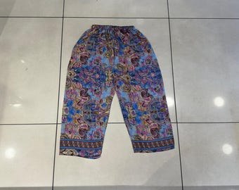 Pantalones palazzo de seda con estampado floral: estilo bohemio hippie