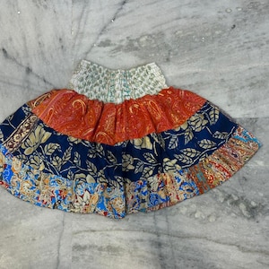 Può includere: Un set di tre tazze in ceramica con finitura opaca e macchiettata. Le tazze sono nei toni del crema, grigio chiaro e grigio scuro. Ogni tazza ha un design semplice e minimalista, perfetto per caffè o tè.