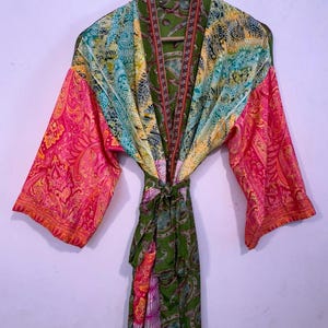 Kimono tipo sari de seda con patchwork bohemio: ropa de estar por casa hecha con sari reciclado