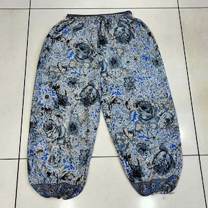Weiche Haremshose mit Blumendruck, Boho Comfort Nachtwäsche Hose, Brautjungfer Elastische Taille Gerade Hose mit zwei Seitentaschen.