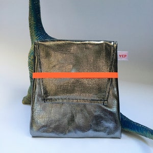 Pochette cadeau argentée de l'espace