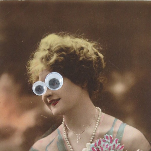 Cartes postales vintages, portraits de femmes customisées avec des yeux mobiles