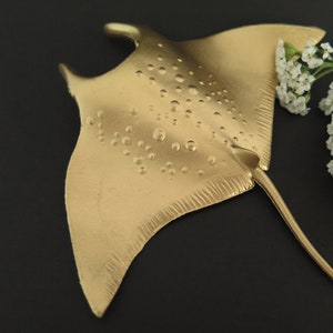 Goldene King-Size-Figurenbroschen, Upcycling-Spielzeug