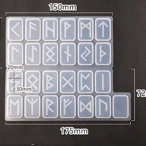 Peut inclure: Moule en silicone transparent avec 20 carrés individuels, chacun contenant un symbole de rune différent. Le moule mesure 19 cm sur 15 cm.