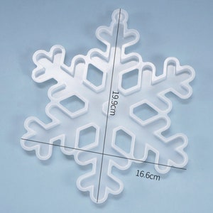 Può includere: Stampo per fiocchi di neve in silicone bianco, misura 19,9 cm x 16,6 cm.