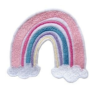 Könnte beinhalten: Ein gestickter Patch in Form eines Regenbogens mit weißem Hintergrund. Der Regenbogen hat fünf Streifen in den Farben Rosa, Blau, Lila, Gelb und Hellblau. Der Regenbogen ist über zwei weißen Wolken gewölbt.