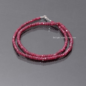 Puede incluir: Un collar de doble cadena hecho de pequeñas cuentas de rubí facetadas. El collar mide aproximadamente 45 cm de largo y tiene un cierre de plata.
