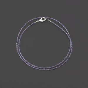Può includere: Una collana d'argento con una doppia fila di piccole perle viola chiaro.