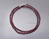 Perline rotonde sfaccettate di granato rosso scuro con pietra Perline rotonde sfaccettate di granato rosso scuro con pietra