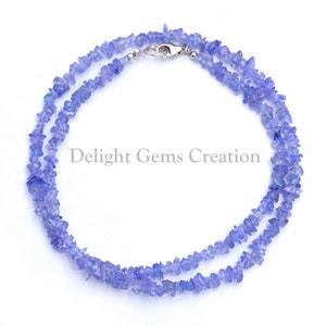 Peut inclure: Un collier à double rang de pierres précieuses bleues claires. Le collier a un fermoir argenté.