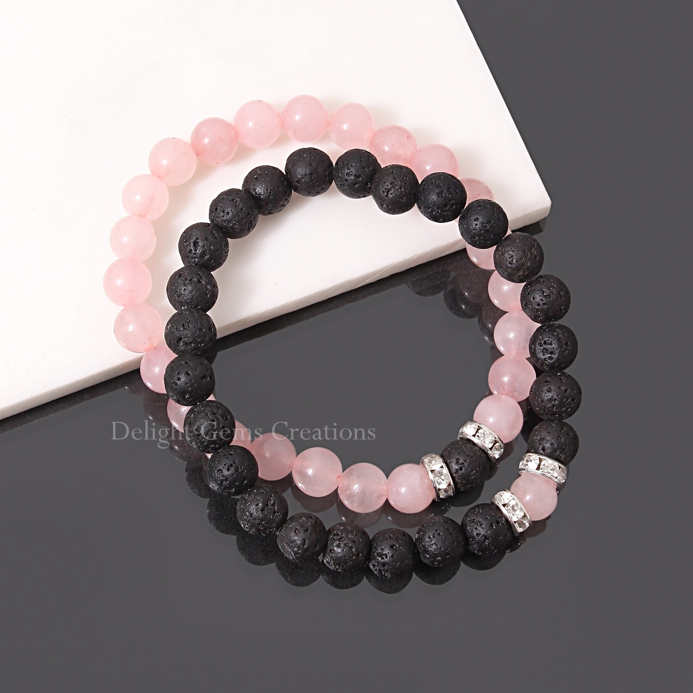 Bracciale elasticizzato con perline di cristallo naturale da 8 mm in quarzo rosa con ciondolo in acciaio inossidabile TAGLIA iniziale PERSONALIZZATA - Italia