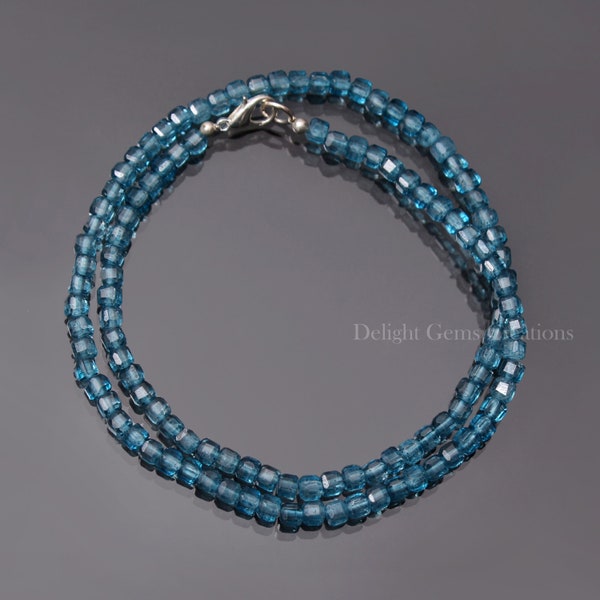 Collier de perles topazes bleues scintillantes de Londres - Carré facetté/perles en boîte de 4 mm - Collier boîte de topazes bleues de Londres, collier de perles carrées fait main