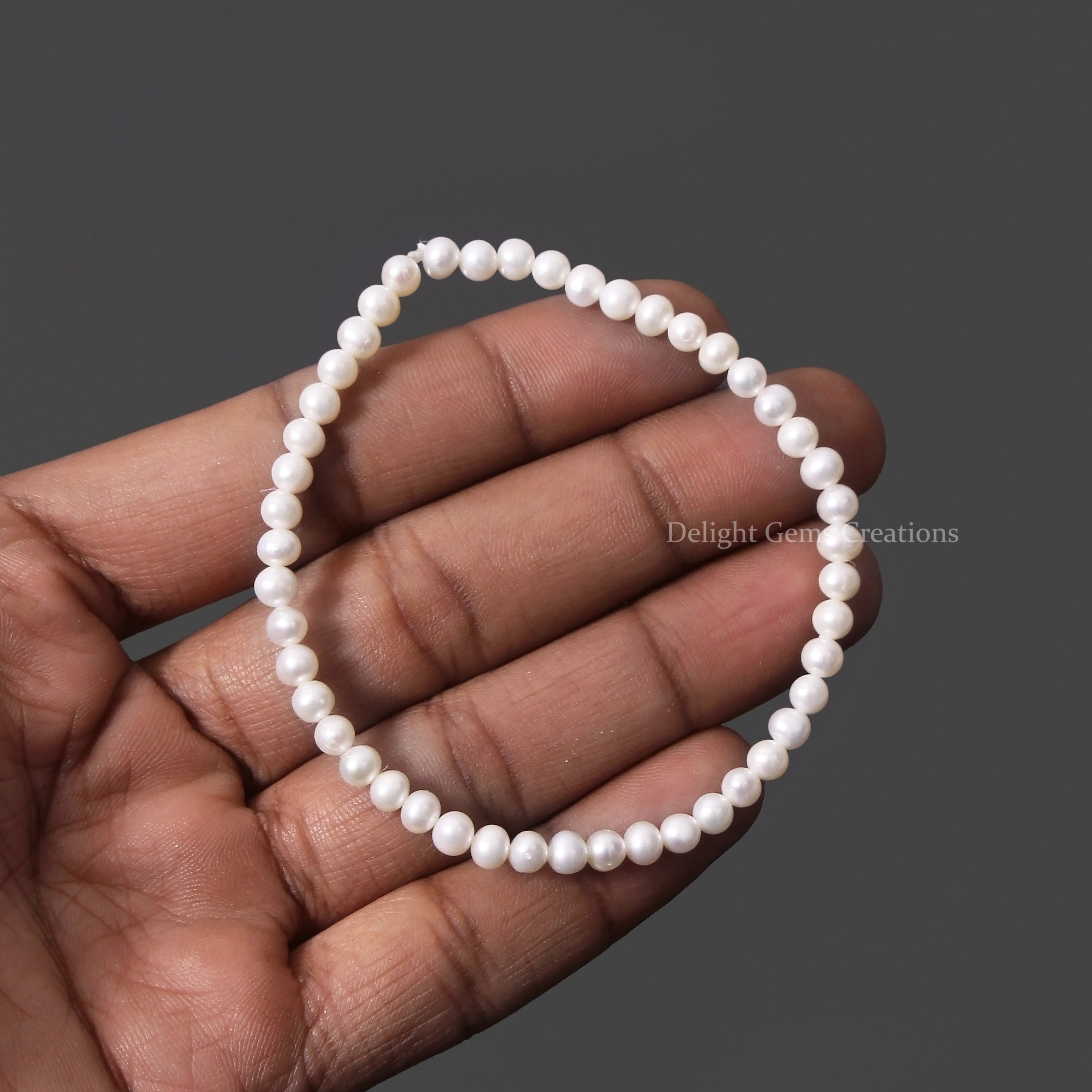 Bracciale elastico con grandi perle barocche d'acqua dolce e gemelli