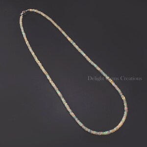 Puede incluir: Un collar delicado hecho de peque&ntilde;as cuentas de &oacute;palo iridiscente. El collar es de color plateado y tiene un cierre simple.