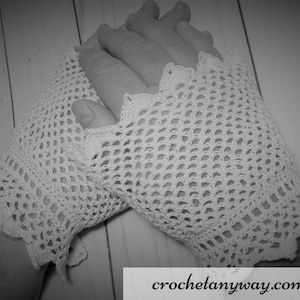 Könnte beinhalten: Ein Paar weiße fingerlose Handschuhe aus Häkelarbeit mit einem gewellten Rand.