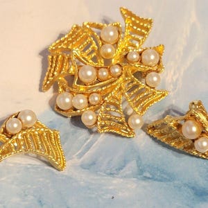 Vintage Faux Pearl Brooch Earrings Jewelry Set Mid-Century Gold-tone js-