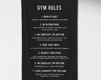 Könnte beinhalten: Schwarz-weißes Fitnessstudio-Regeln-Poster mit weißem Text auf schwarzem Hintergrund. Das Poster listet sieben Regeln für Fitnessstudio-Besucher auf, darunter tägliches Erscheinen, Grenzen überschreiten und stärker gehen als man gekommen ist.