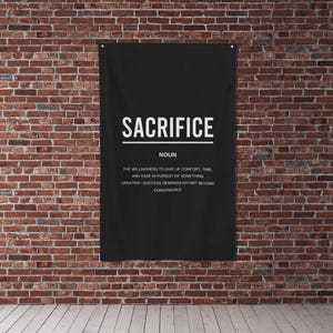 Pu&ograve; includere: Stampa di arte da parete in bianco e nero con la parola "SACRIFICE" in grassetto in lettere bianche. La definizione della parola &egrave; scritta sotto in lettere bianche pi&ugrave; piccole.