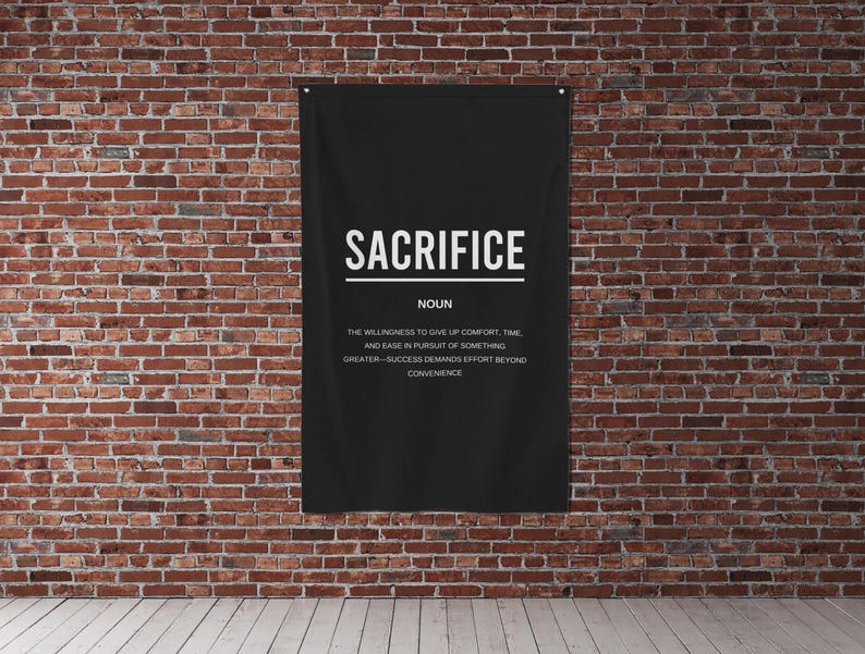 Pu&ograve; includere: Stampa di arte da parete in bianco e nero con la parola "SACRIFICE" in grassetto in lettere bianche. La definizione della parola &egrave; scritta sotto in lettere bianche pi&ugrave; piccole.
