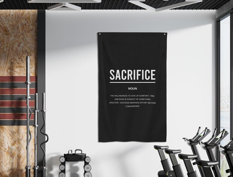 Pu&ograve; includere: Un poster motivazionale in bianco e nero con la parola "SACRIFICE" in grassetto in lettere bianche. La definizione di sacrificio &egrave; scritta sotto in lettere bianche pi&ugrave; piccole: "La volont&agrave; di rinunciare al comfort, al tempo e alla facilit&agrave; nella ricerca di qualcosa di pi&ugrave; grande - il successo richiede uno sforzo che va oltre la convenienza."