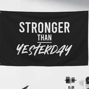 Motivierendes Gym-Schild-Stoffbanner, Stärker als gestern, Gym-Flagge, Gym-Art, Fitness-Banner, Gewichtheber-Banner, inspirierendes Home-Fitnessstudio