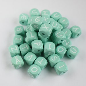 Cuentas de carta de madera de menta 10mm - Cuentas naturales grabadas - Cadena de chupete diy