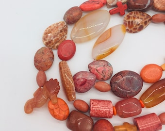 Pierres précieuses et fils minéraux dans les tons orange et feu - Formes et tailles variées - Lave - Magnésite - Agate - Fils de 40 cm