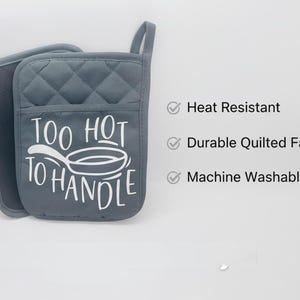 Puede incluir: Un juego de tres cuencos apilables de cerámica en tonos azules, verdes y blancos. Los cuencos presentan un esmalte moteado y un diseño sencillo y moderno. El cuenco más grande mide unos 15 cm de diámetro.