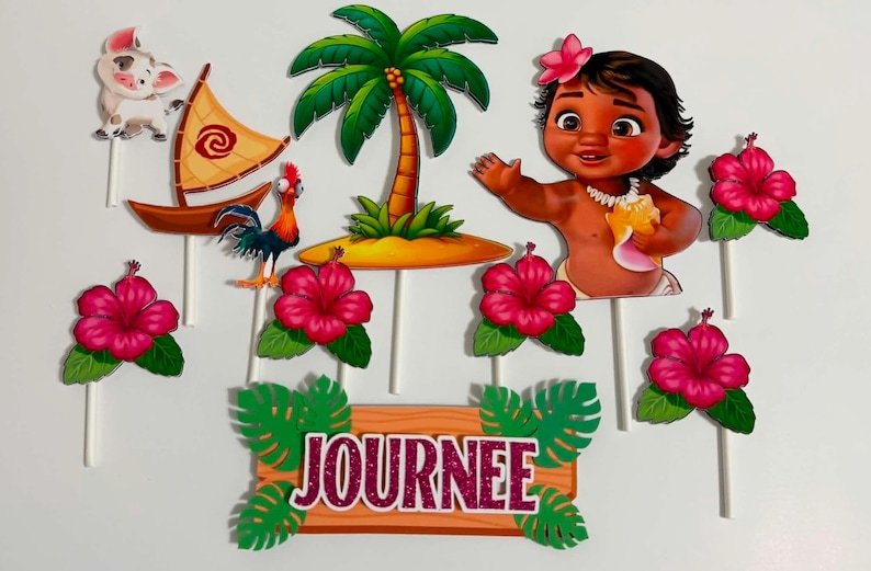 K&ouml;nnte beinhalten: Ein Set aus Tortensteckern mit einem Cartoon-Baby, einem Schwein, einem Hahn, einem Segelboot, einer Palme und mehreren rosa Hibiskusbl&uuml;ten auf wei&szlig;en St&auml;bchen. Ein rechteckiges Schild in Holzoptik zeigt den Namen JOURNEE in glitzernden Buchstaben.