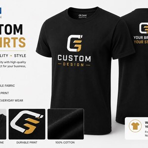 Pu&ograve; includere: Una t-shirt nera a maniche corte con girocollo e un logo bianco e oro sul petto e sulla schiena. La parte anteriore mostra la scritta CUSTOM DESIGN, mentre il retro presenta la scritta YOUR BRAND, YOUR STYLE. La maglia &egrave; in 100% cotone.