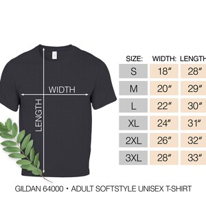 Pu&ograve; includere: Una t-shirt unisex Gildan 64000 grigio scuro con una tabella delle taglie che mostra le misure di larghezza e lunghezza in pollici per le taglie dalla S alla 3XL, da 18 per 28 pollici a 28 per 33 pollici, con un rametto di foglie verdi.