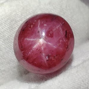 Natürlicher Sternrubin, runder 6,3-cts-Cabochon mit 6-strahligem Stern, Juli-Geburtsstein für Statement-Ring, Wurzelchakra, OOAK-Edelstein mit mehreren Strahlen
