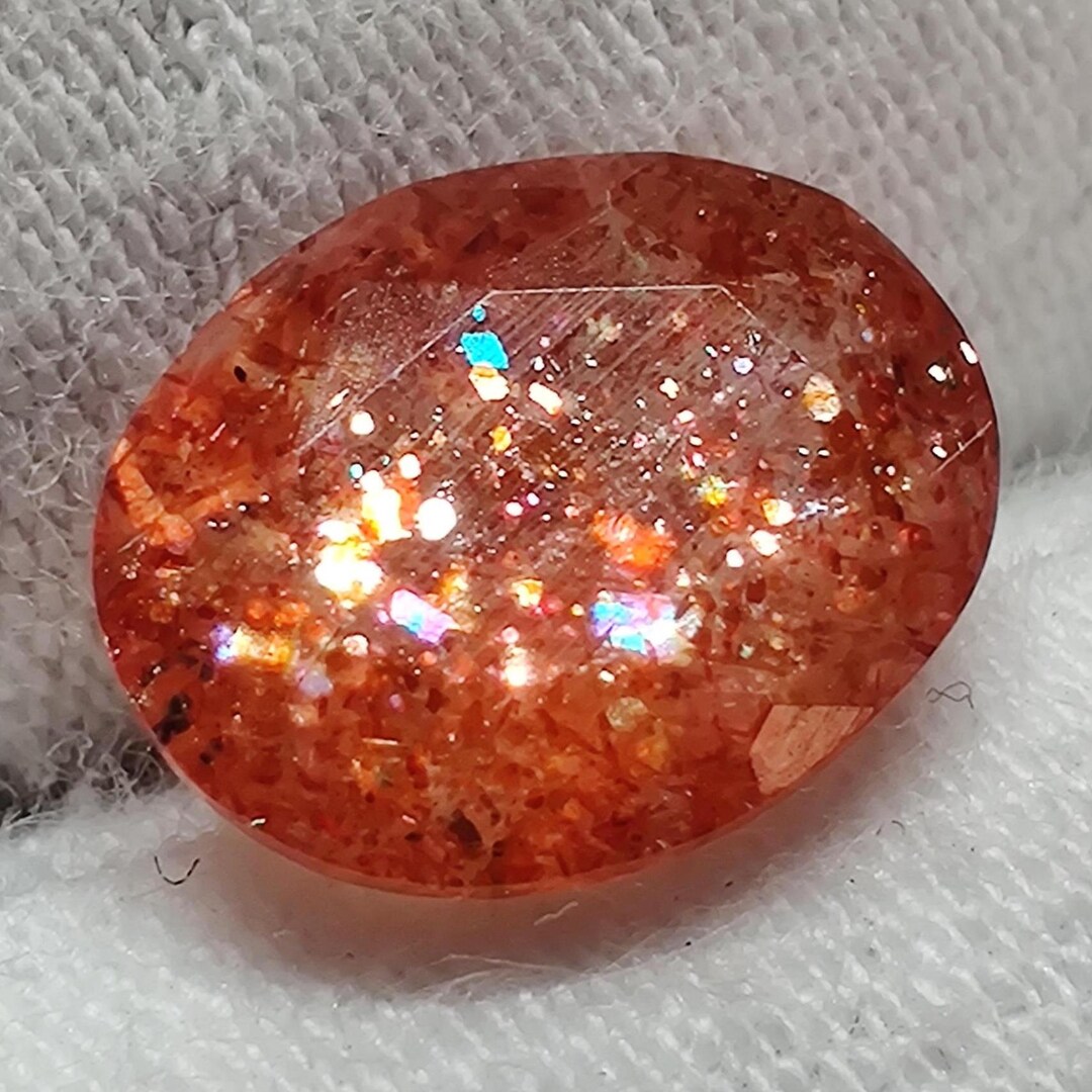 Dotted Fire Orange Sunstone Cut, 1.5 Cts (9x7x4.5mm) Faceted Oval Shape ...