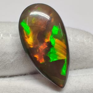 Cabujón de ópalo negro etíope de fuego múltiple, 15,9 cts (27,5 x 15 x 7,5 mm), piedra preciosa suelta de ópalo negro de fuego Welo multicolor con destellos arcoíris para joyería.