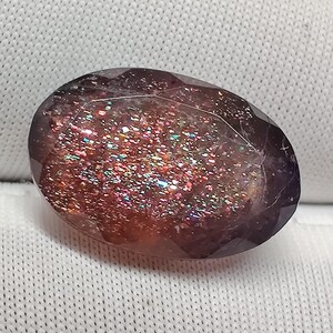 マルチカラー ブラッドショット アイオライト サンストーン、4.9 CTS