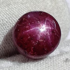 Natuurlijke roze kleur sterrobijn cabochon, 4,5 kt (8,5 x 8 x 5,5 mm) verschillende stralen ronde vorm robijnrode ster edelsteen voor het maken van ringsieraden