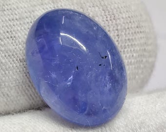 Ovaler Tansanit Cabochon, polierter Edelstein (6.4 cts) (14x10x5.5 mm)