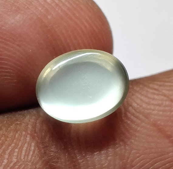 楕円形のグリーンムーンストーンカボション、2.7カラット