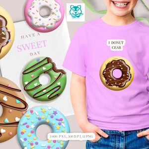 K&ouml;nnte beinhalten: Ein rosafarbener, blauer und gr&uuml;ner Donut mit Schokoladen&uuml;berzug und Streuseln. Der Donut befindet sich auf einem wei&szlig;en Hintergrund mit dem Text "Have a Sweet Day".