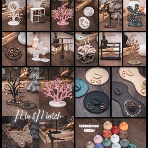 Puede incluir: Una colecci&oacute;n de organizadores de joyas en varios estilos y colores. La imagen muestra dise&ntilde;os en forma de coral, &aacute;rbol y independientes, junto con porta anillos y bandejas. Tambi&eacute;n se ven los textos "Mix & Match" y "Verschiedene Farben".