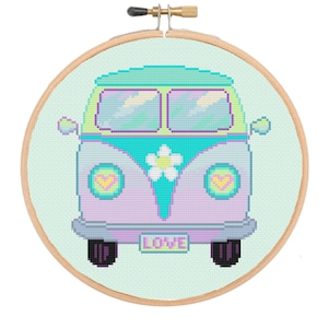 Könnte beinhalten: Ein Kreuzstich-Stickrahmen mit einem farbenfrohen, pixeligen Design eines Vintage-Vans mit einer Blume und Herzen an der Seite. Der Van ist helllila, türkis und gelb. Der Text "LOVE" befindet sich auf der hinteren Stoßstange.
