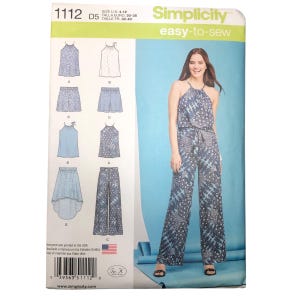 以下が含まれることがあります： Simplicityの女性用衣料品用イージーソーイングパターン。パターンには、トップス、ショーツ、スカート、パンツのオプションが含まれています。表紙には、青と白の幾何学模様のジャンプスーツを着た女性がいます。パターンサイズはUS4-12です。